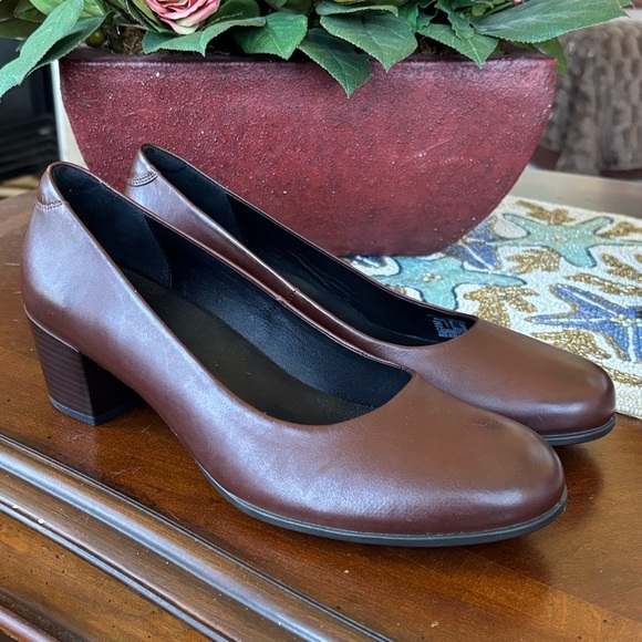 Brand New Ecco Dress Classic 35 Pump Genuine Leather Brown Heels Rounded Toe Brand New Ecco Dress Classic 35 Pump Genuine Leather Brown Heels Rounded Toe